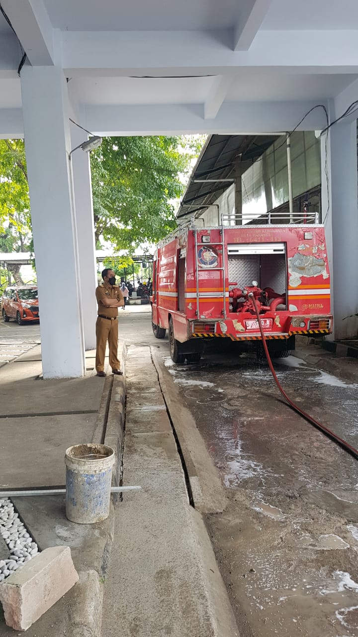 Gedung DPRD Makassar Disterilisasi dengan Penyemprotan Disinfektan